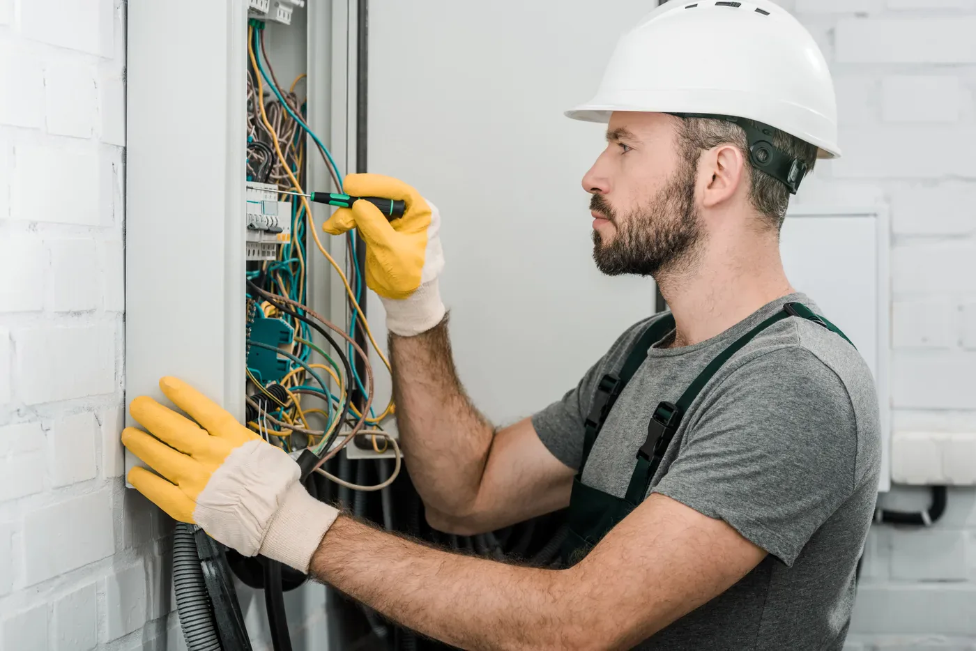 Électricien organisant un tableau modulaire au Pré-Saint-Gervais